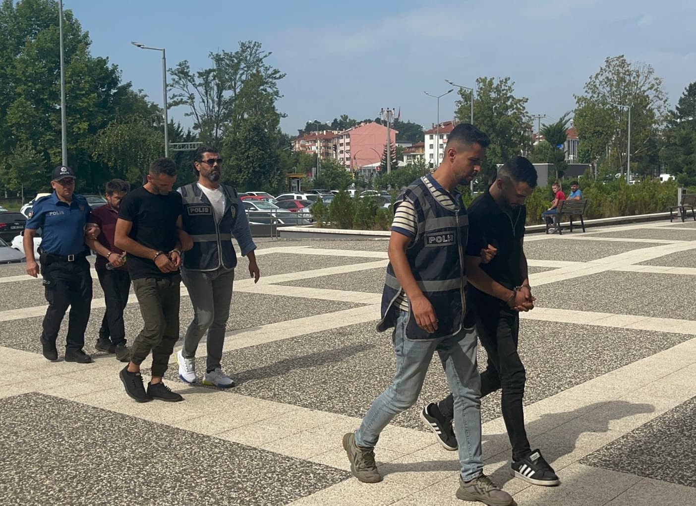 Bolu'da çaldıkları motosikletleri Düzce'de satmaya çalışan 3 zanlı tutuklandı
