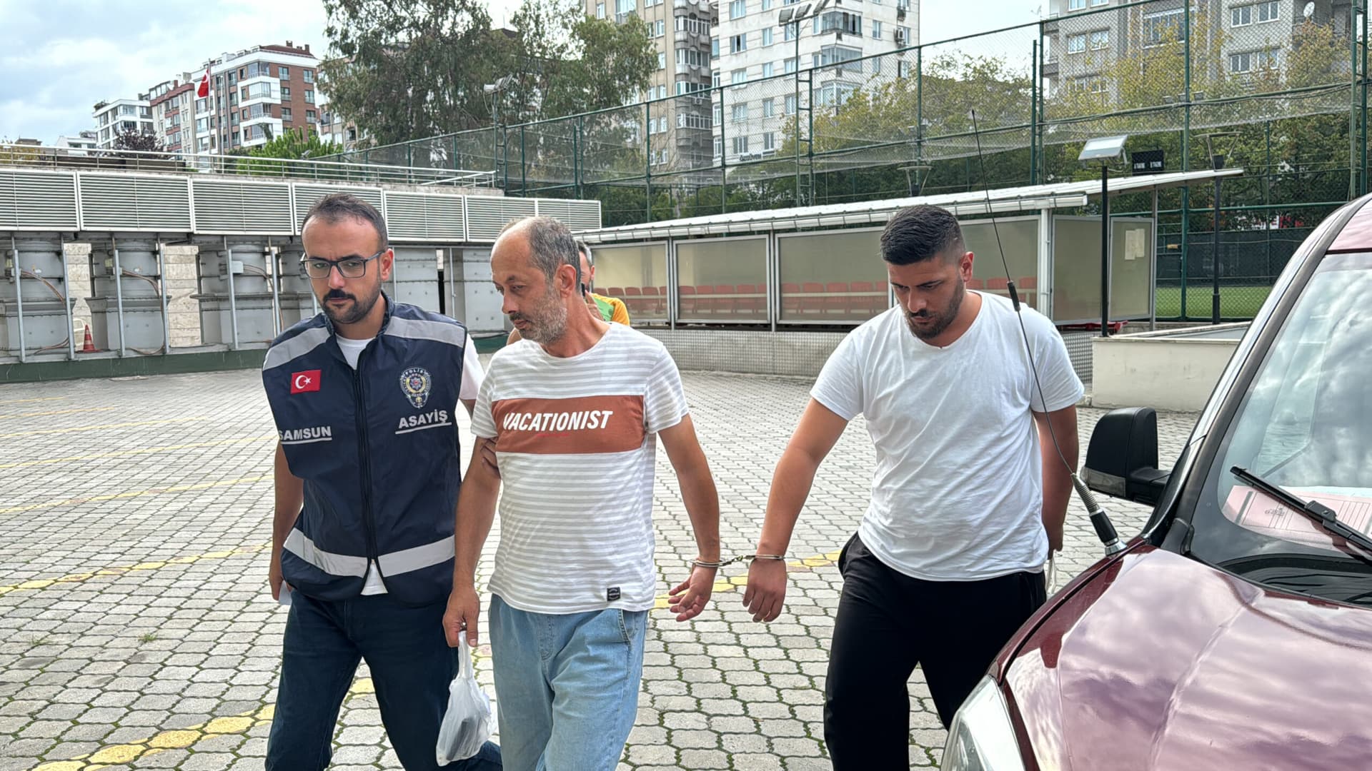 Samsun'da parktan çöp kovası çalan 2 hurdacı yakalandı
