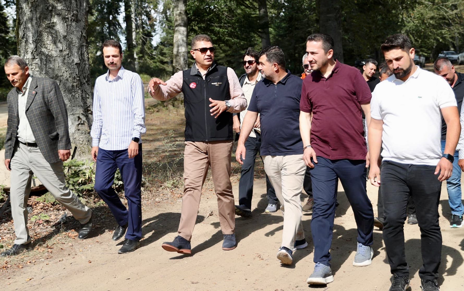 Düzce Valisi Aslan yatırımları inceledi, aronya hasadına katıldı