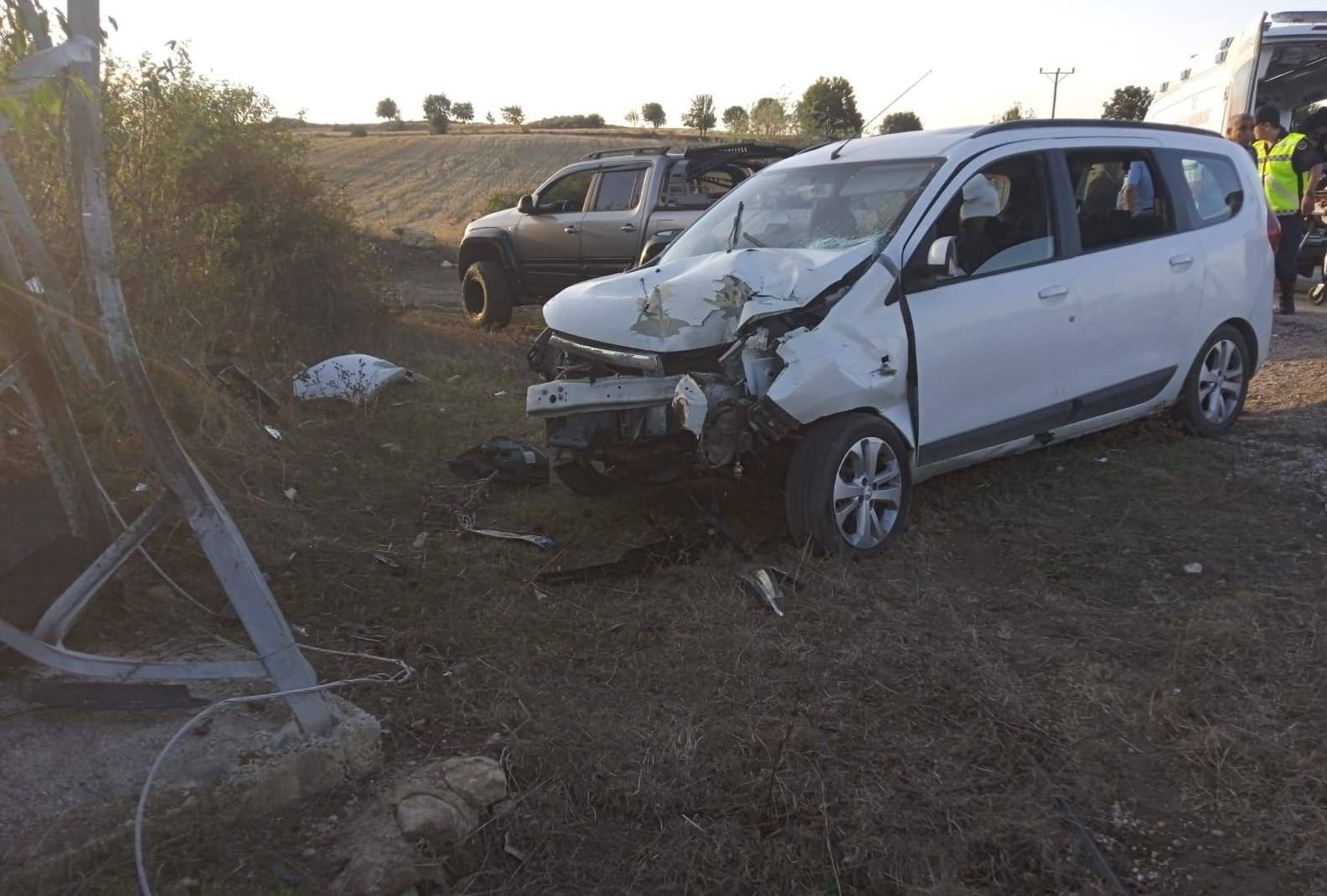 Tokat'ta elektrik direğine çarpan otomobildeki 4 kişi yaralandı