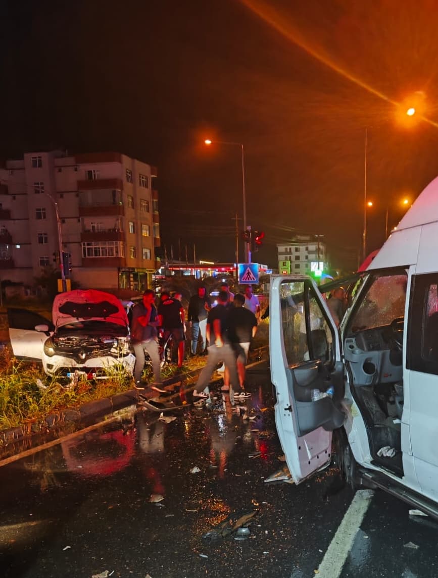 Samsun'da minibüs ile otomobilin çarpışması sonucu 5 kişi yaralandı