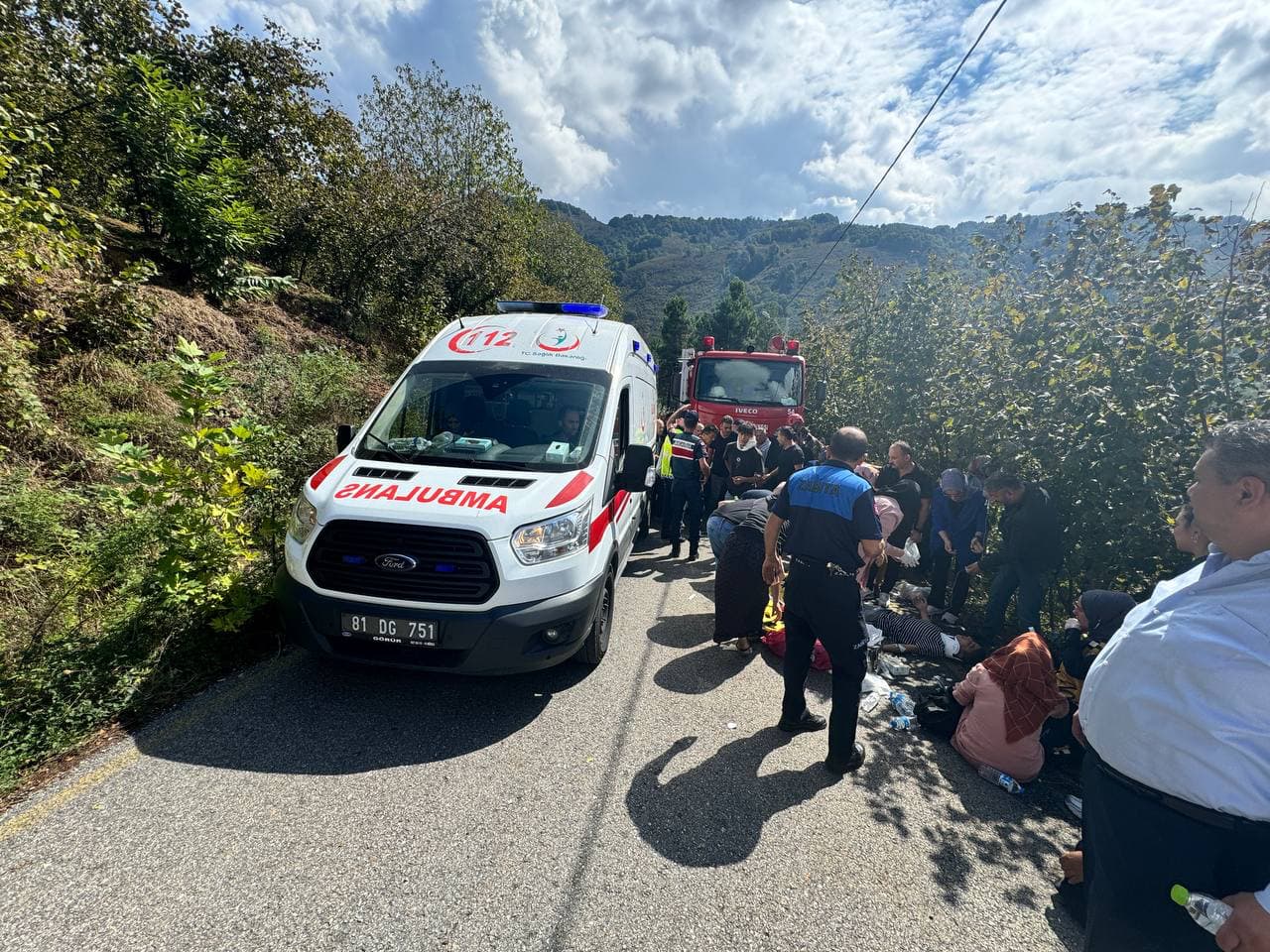 Düzce'de şarampole devrilen minibüsteki 15 mevsimlik tarım işçisi yaralandı