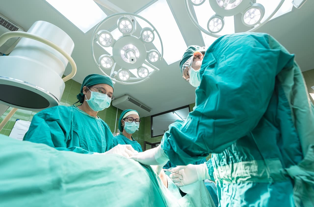 Sağlıkçı iki aile doktor çocuklarıyla aynı hastanede hizmet veriyor