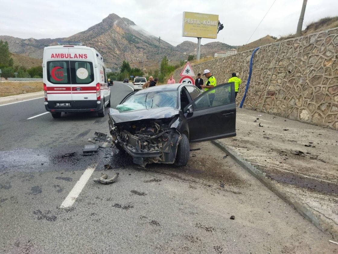 Gümüşhane'de istinat duvarına çarpan otomobildeki 3 kişi yaralandı