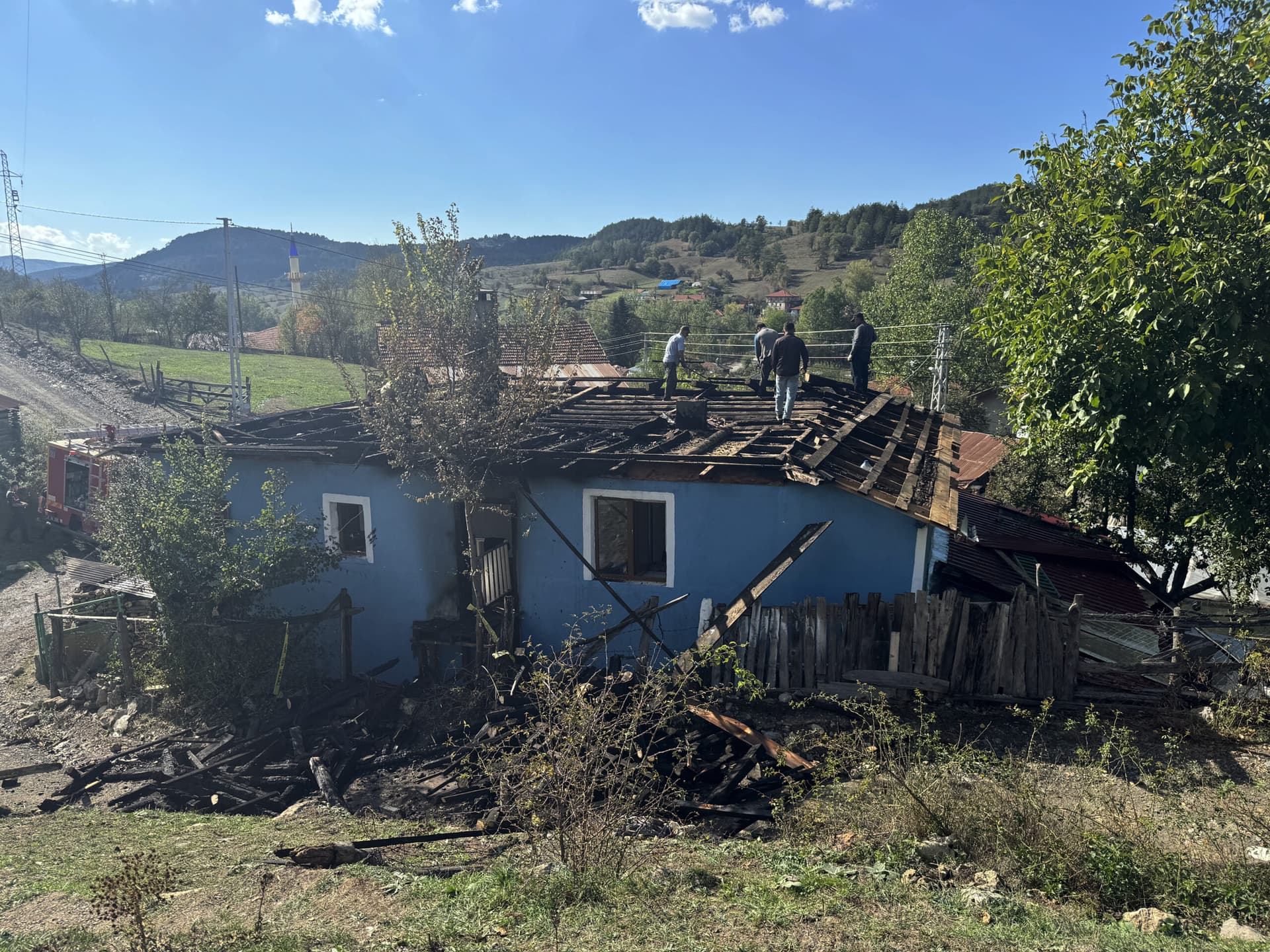 Kastamonu'da çıkan yangında 2 katlı ev kullanılamaz hale geldi