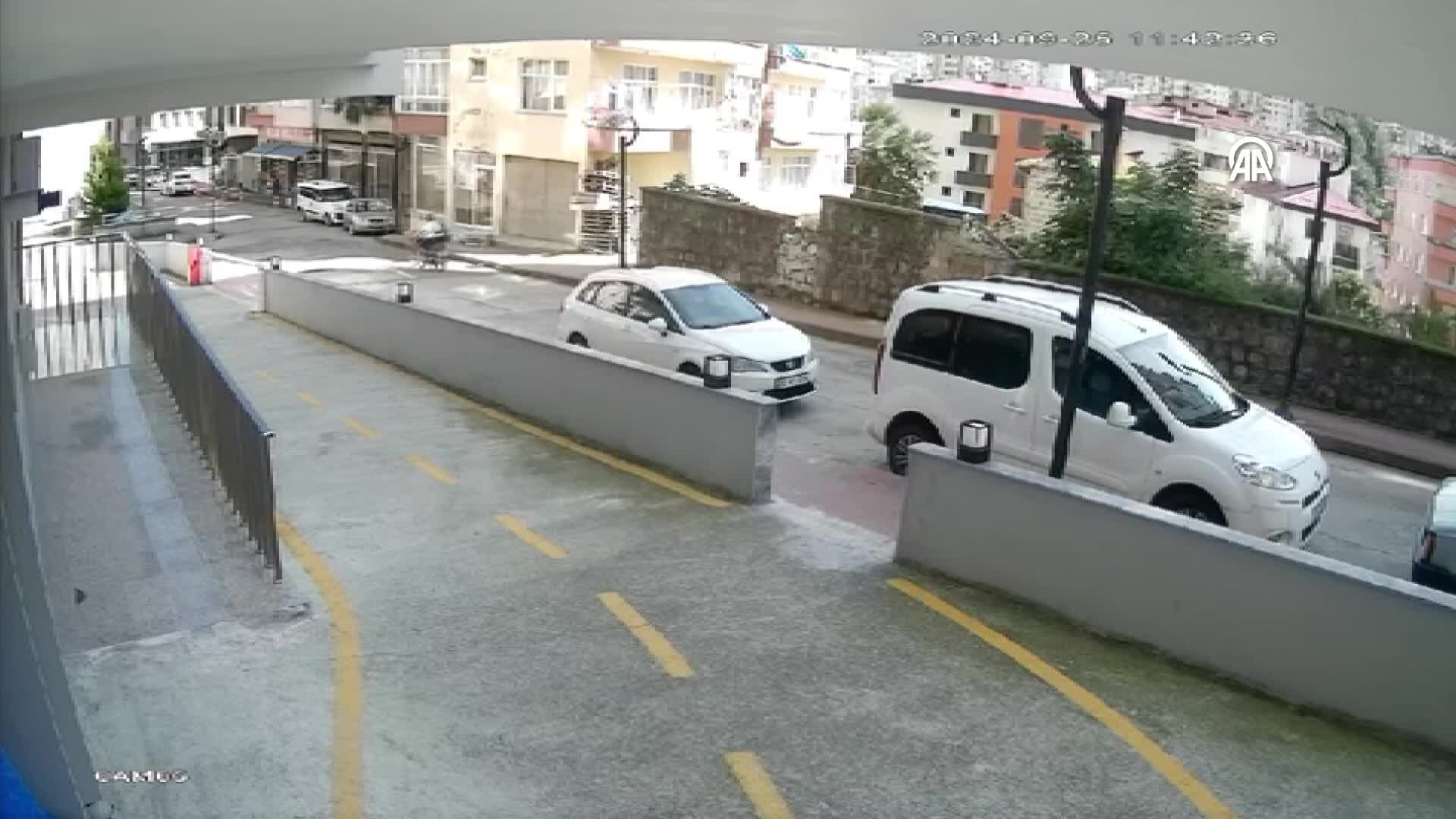 Rize'de park halindeki otomobilin yokuş aşağı kayma anı güvenlik kamerasında
