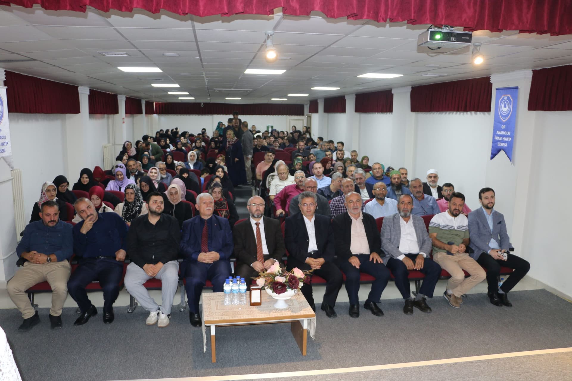 Of'ta "Peygamberimiz ve Şahsiyet İnşası" konulu konferans gerçekleştirildi