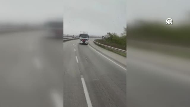 Amasya'da kara yolunda geri geri gittiği sanılan tırın başka bir tıra bağlı olduğu anlaşıldı