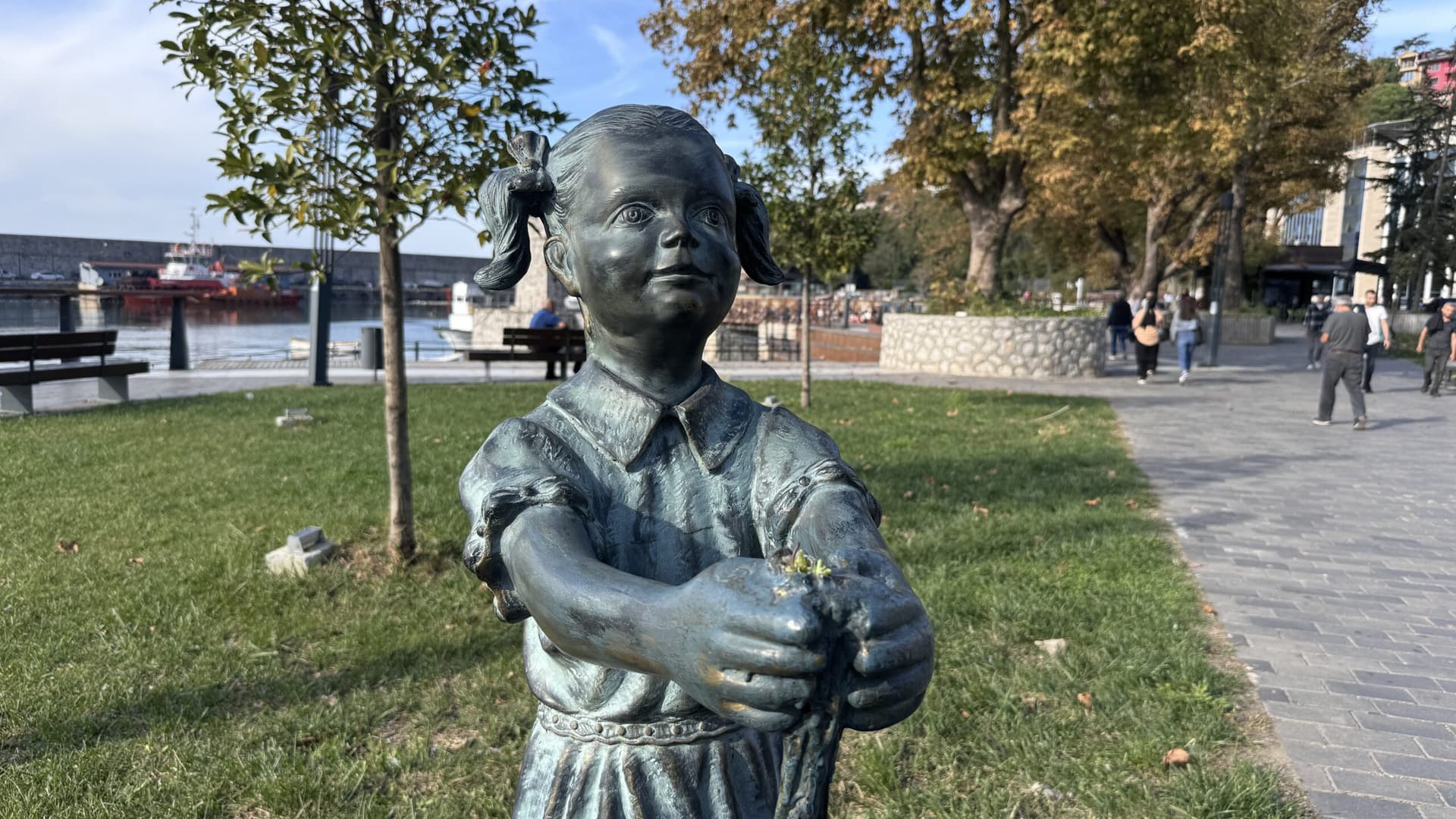 Zonguldak'ta "Atatürk'e çiçek veren kız heykeli"ne zarar verildi