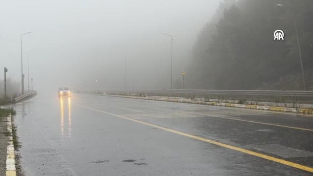 Bolu Dağı'nda görüş mesafesini düşüren sis ve sağanak ulaşımı olumsuz etkiledi