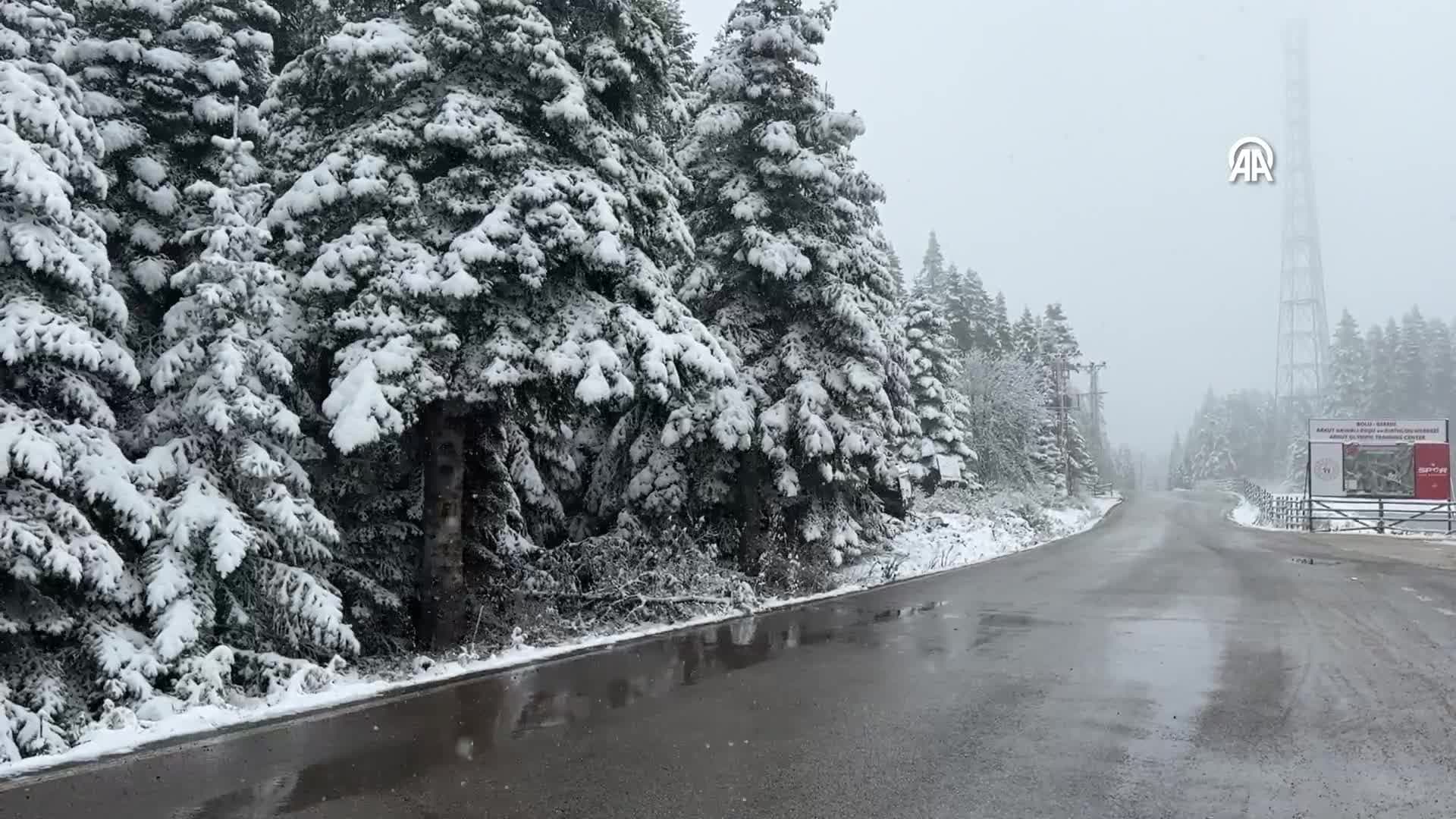 Bolu Dağı'nın Düzce kesiminde sis, Bolu'nun yüksek kesimlerinde kar etkili oldu