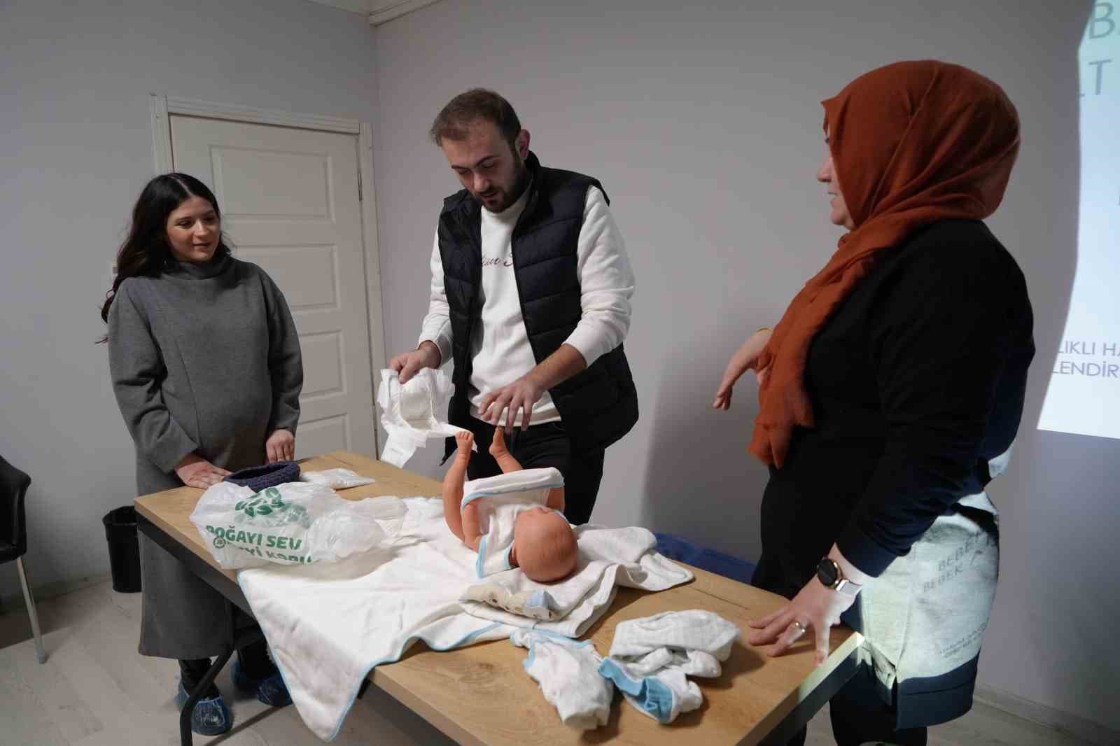 Hamile okuluna giden babaların zorlu sınavı: Bebek bezi değiştirme, bebek yıkama