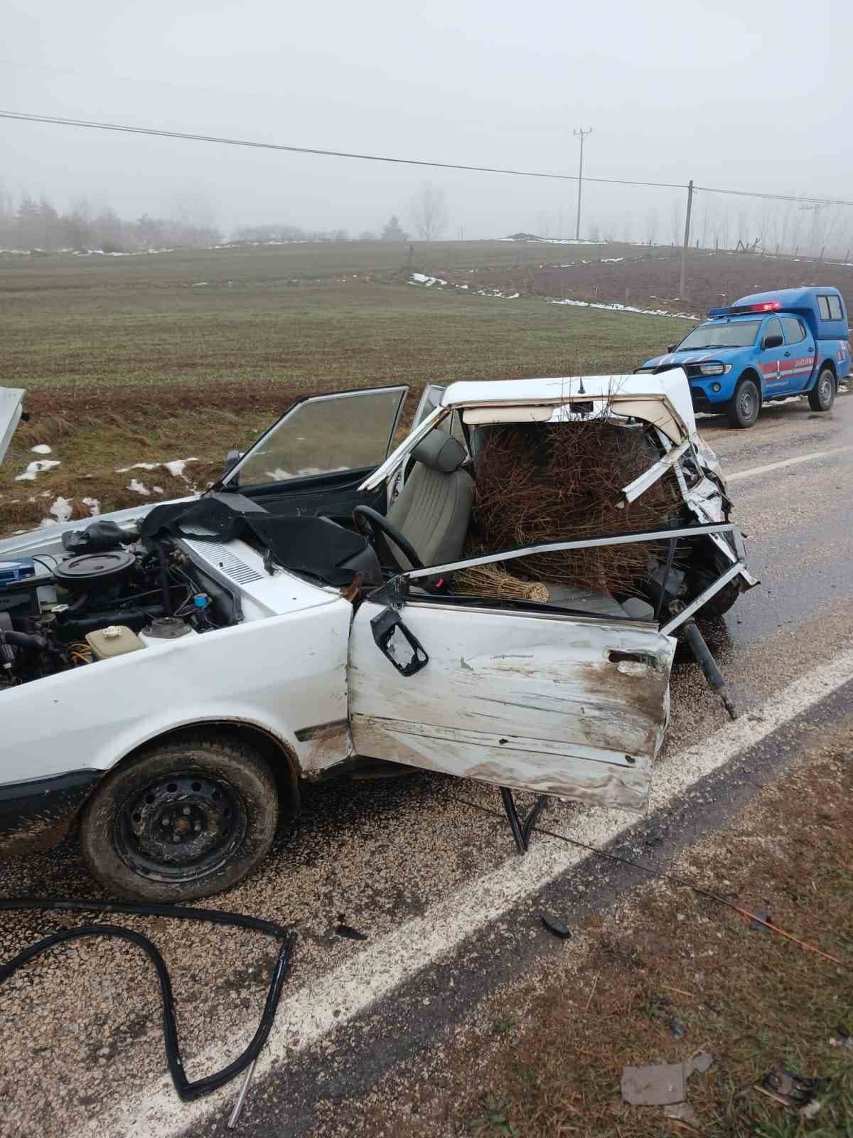 Minibüs ile çarpışan Fiat-Tofaş marka araba ikiye bölünde: 3 yaralı