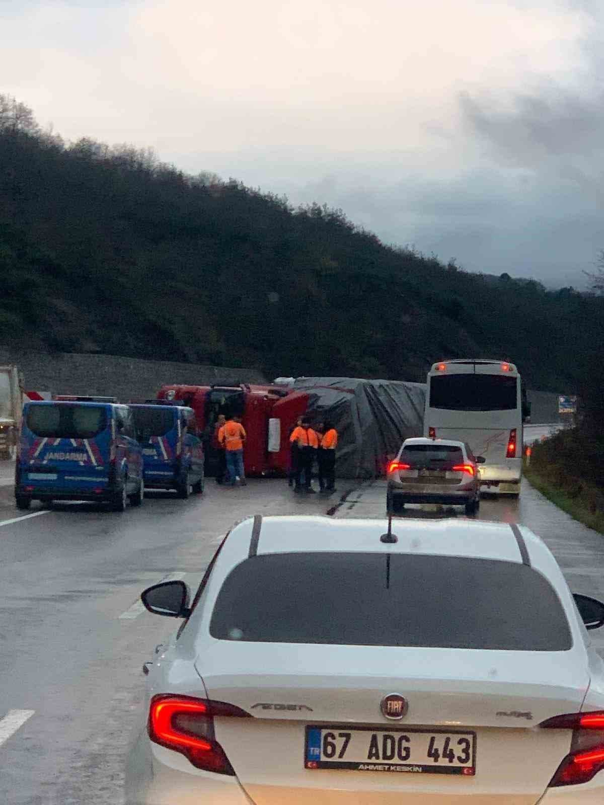 Denetimden çıkan tır yan yattı