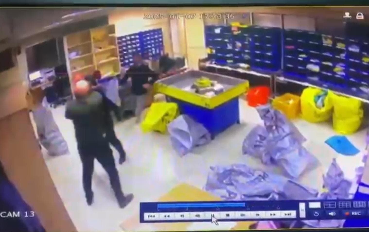 Rize’de PTT binasındaki saldırı anı güvenlik kameralarına yansıdı