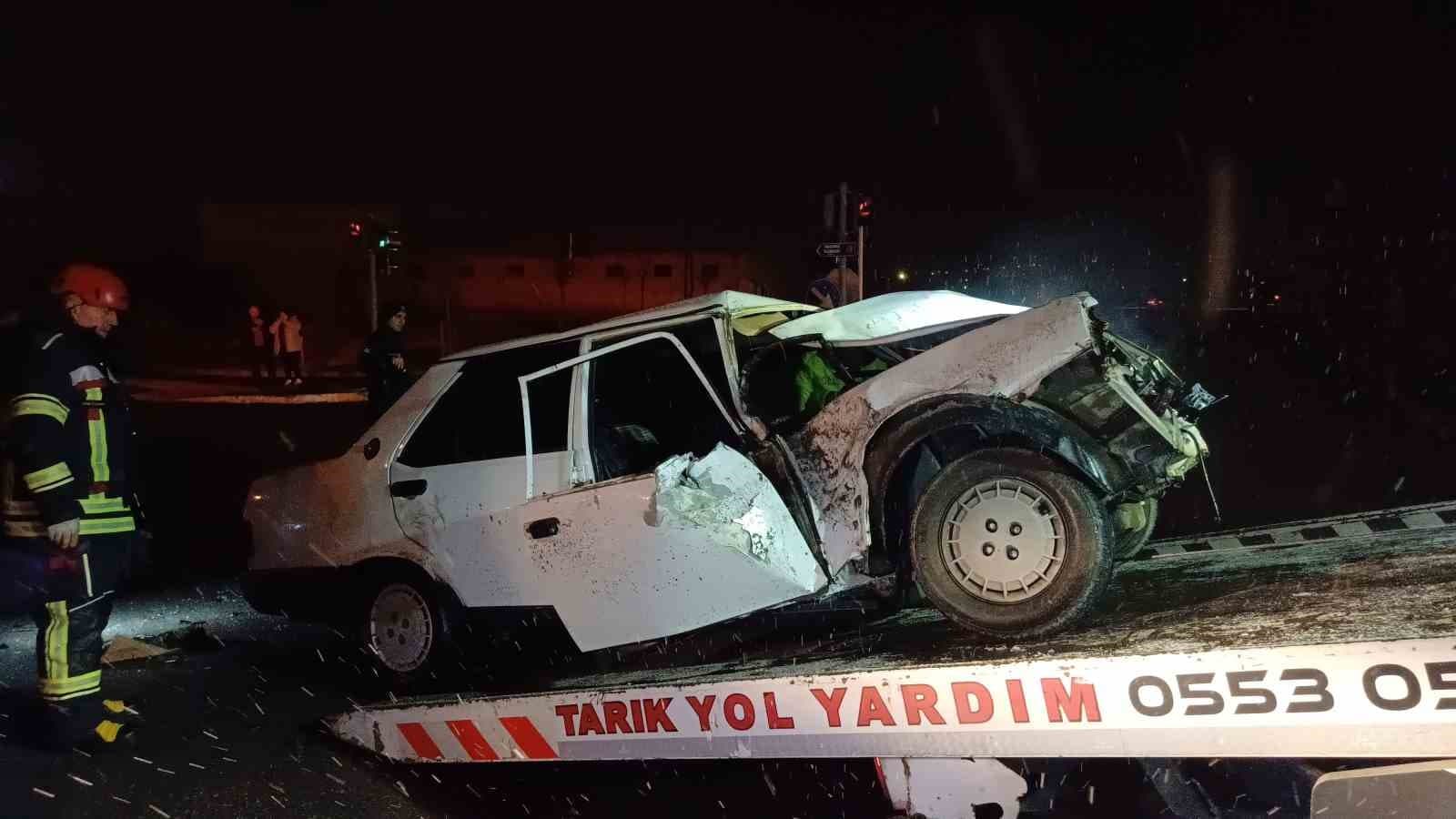 Alkollü sürücünün kullandığı Tofaş otomobil tuzlama aracına çarptı: 1’i ağır 2 yaralı