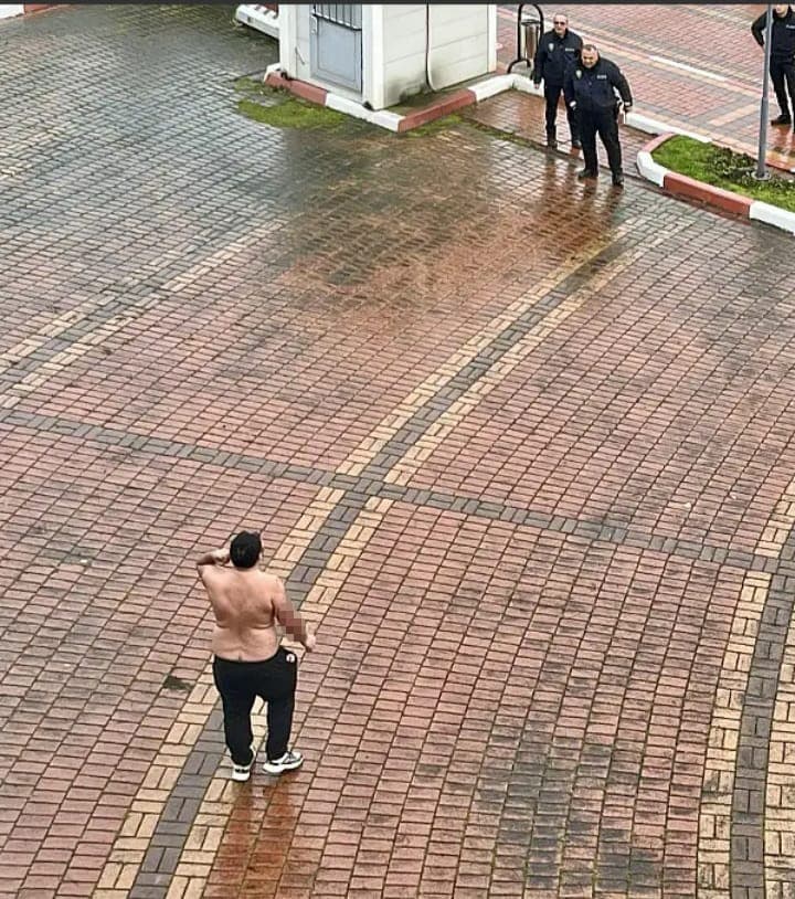 Elinde kesici aletle yarı çıplak halde belediyenin kapısına dayandı