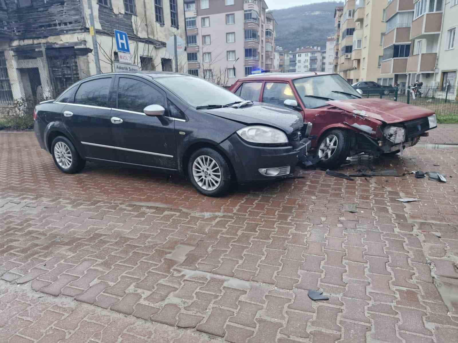 Kastamonu’da iki otomobil çarpıştı, sürücüler burnu bile kanamadan kurtuldu