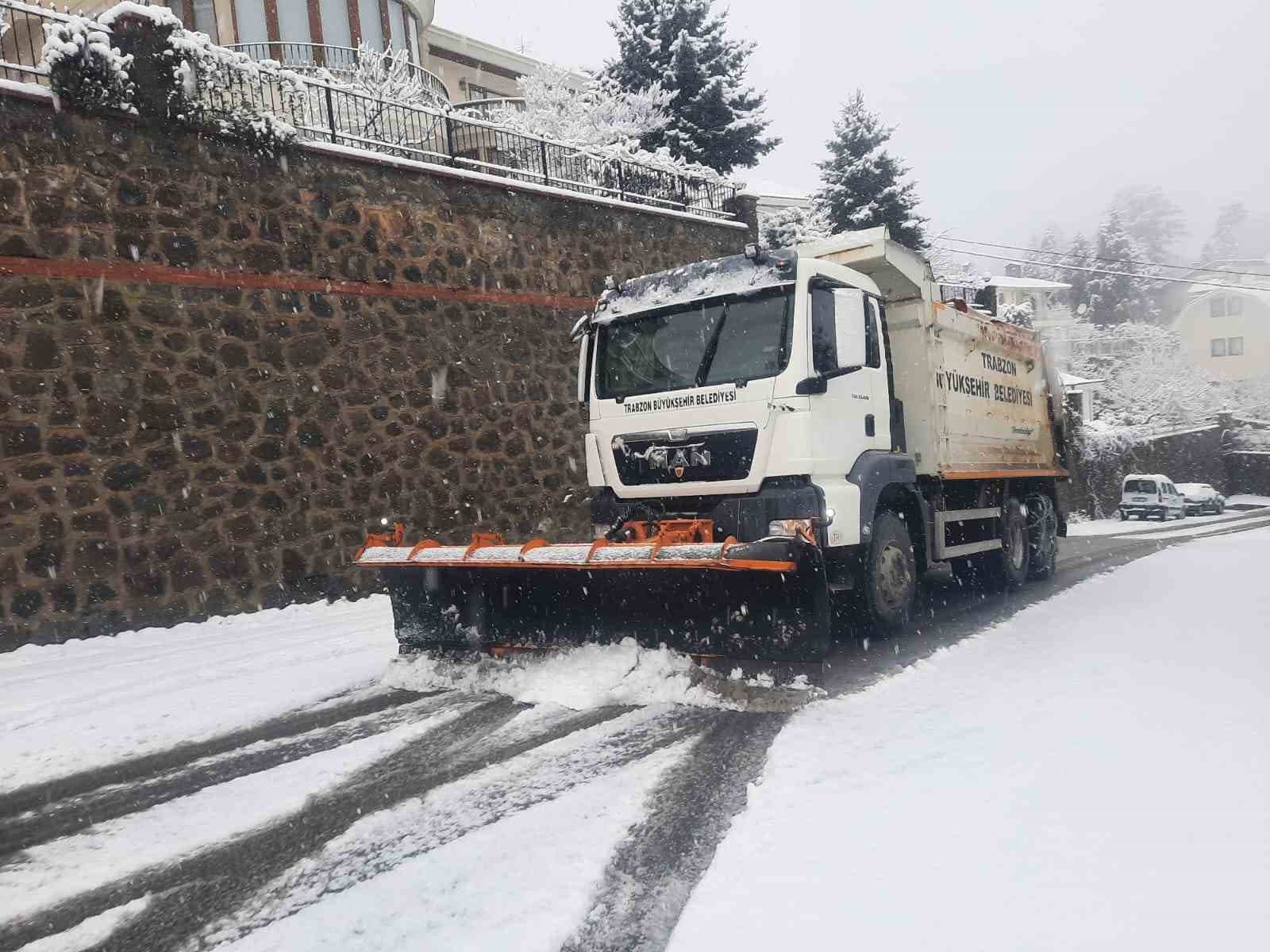 Büyükşehir ekipleri kar mesaisinde