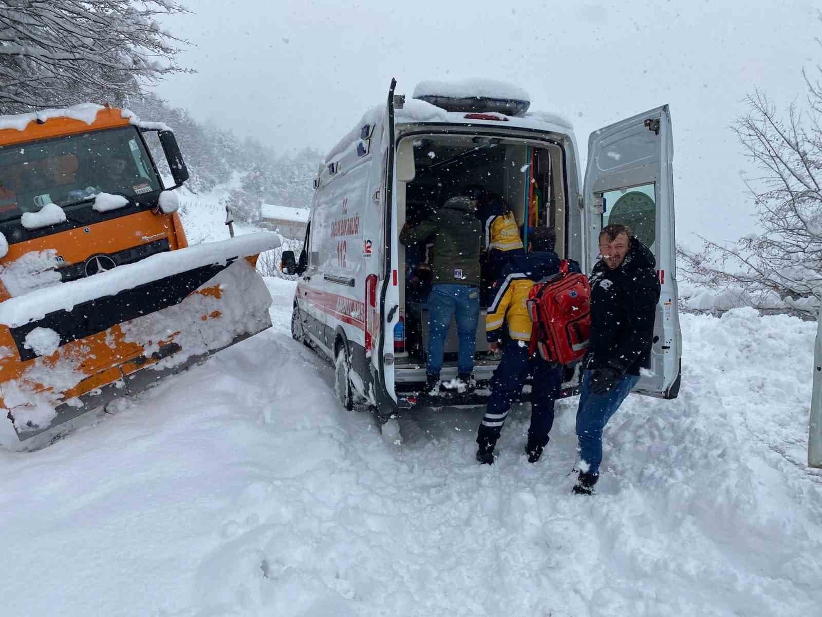 84 yaşındaki kadın yoğun kar altında ambulansa yetiştirildi