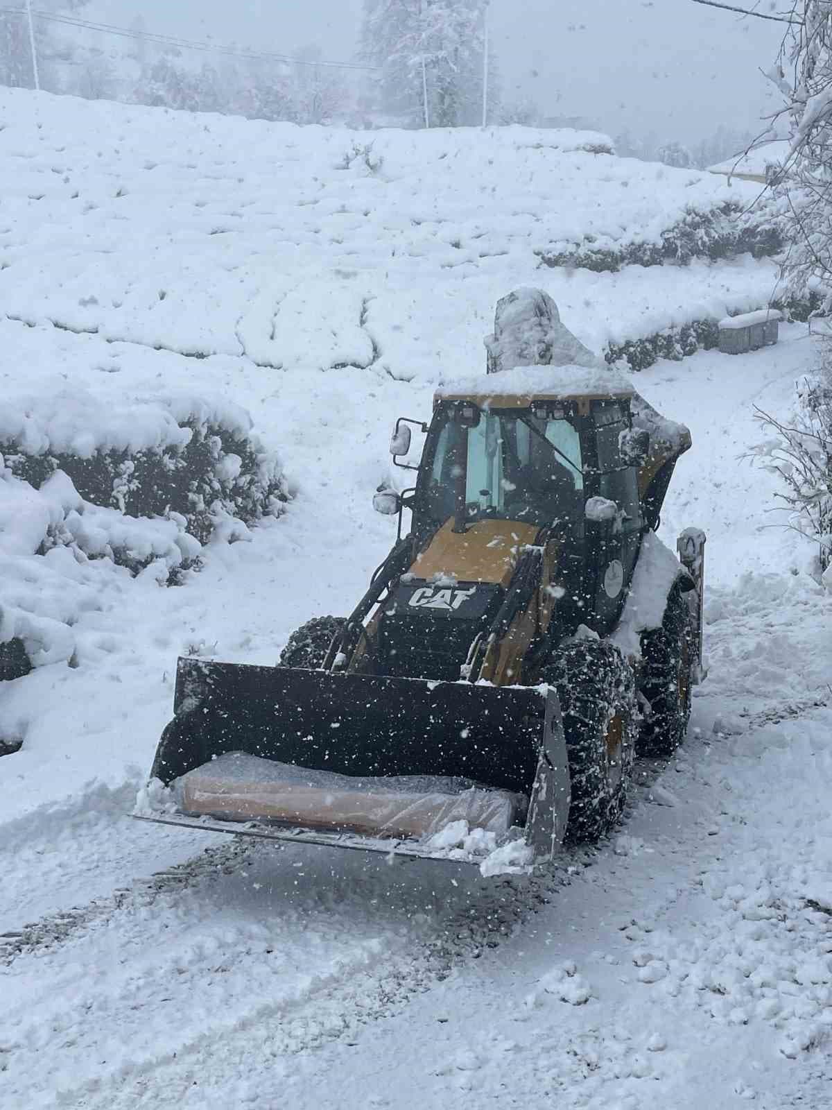 Kar nedeniyle kapanan yolda cenaze iş makinesi ile taşandı