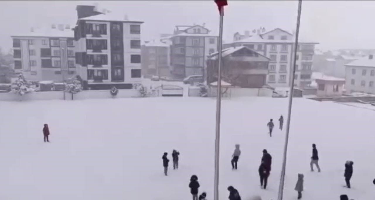 Karlı havada yürek ısıtan görüntüler: "Çıkartayım mı sizi kar topu oynamaya?"