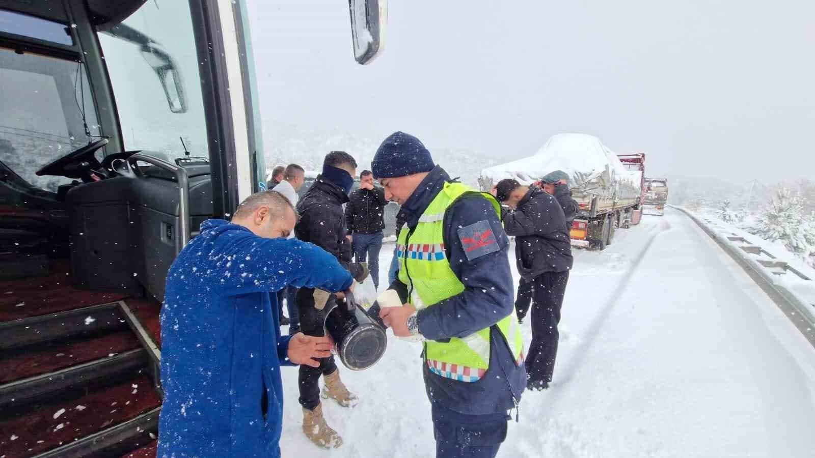 Jandarma ekiplerinden yolda mahsur kalanlara sıcak yiyecek ve içecek ikramı