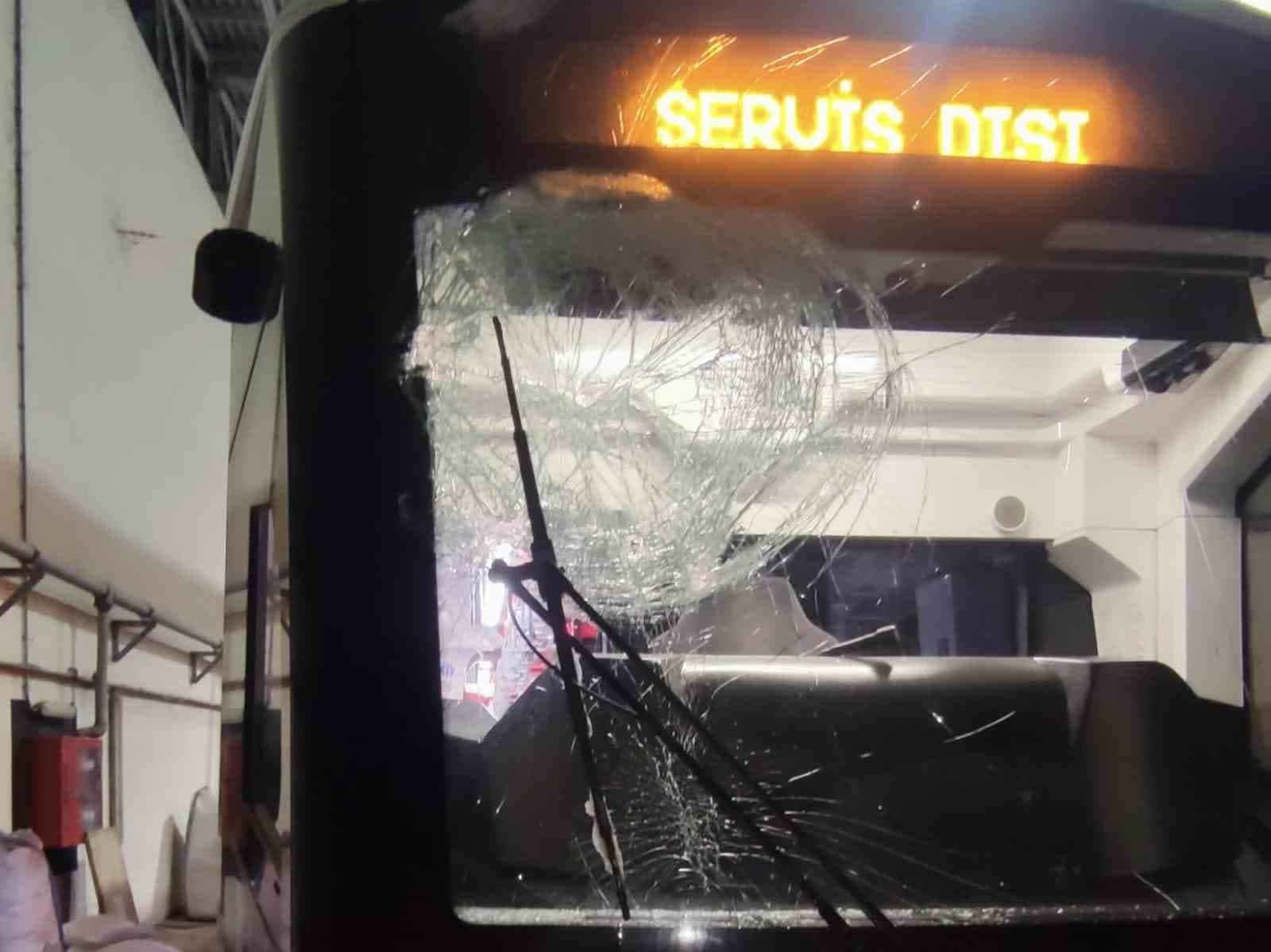 İçine taş sıkıştırılarak atılan kartopu, tramvayın camını kırdı