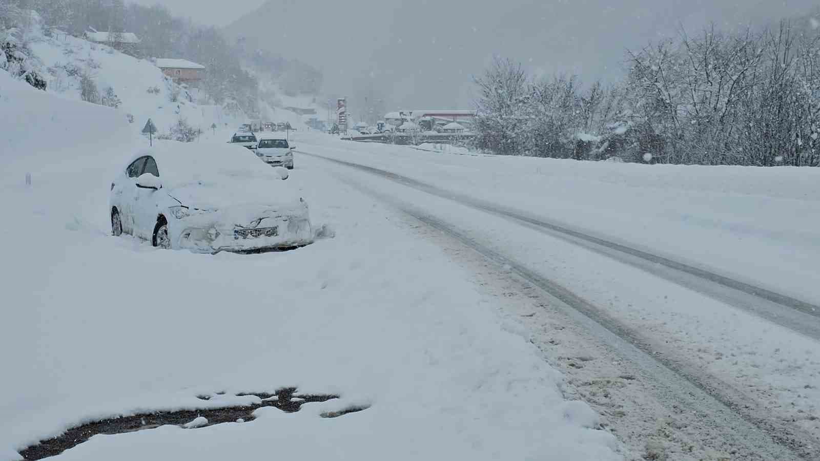 Zonguldak’ta kar yağışı etkisini sürdürüyor, 121 köy yoluna ulaşım sağlanamıyor