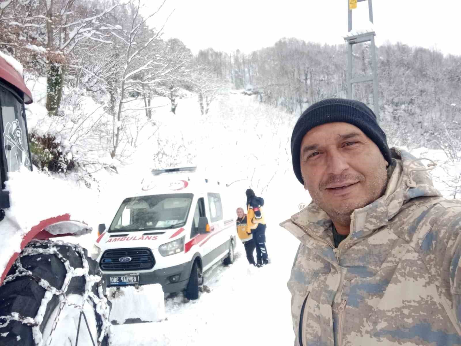 Muhtar karla kapanan yolu traktörle açtı, sağlık ekipleri KOAH hastasına ulaştı