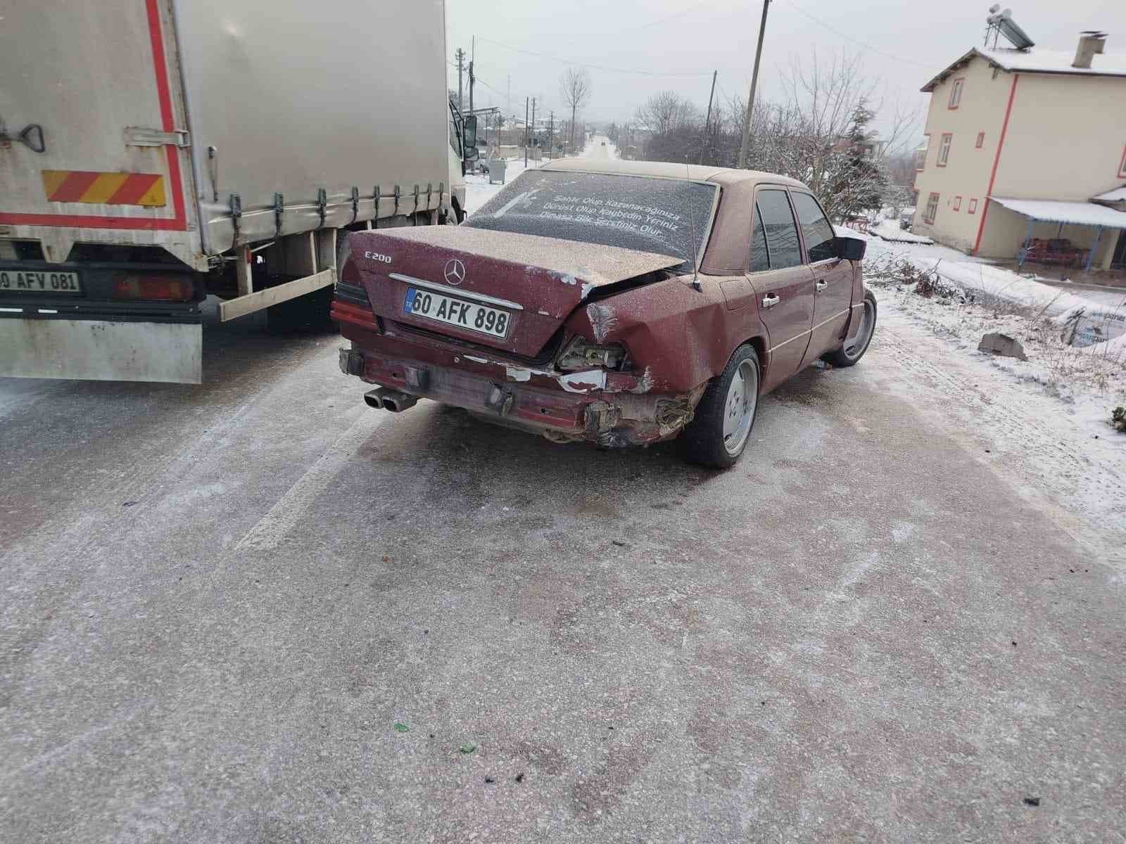 Tokat’ta kamyonete çarpan Mercedes otomobilin sürücüsü yaralandı