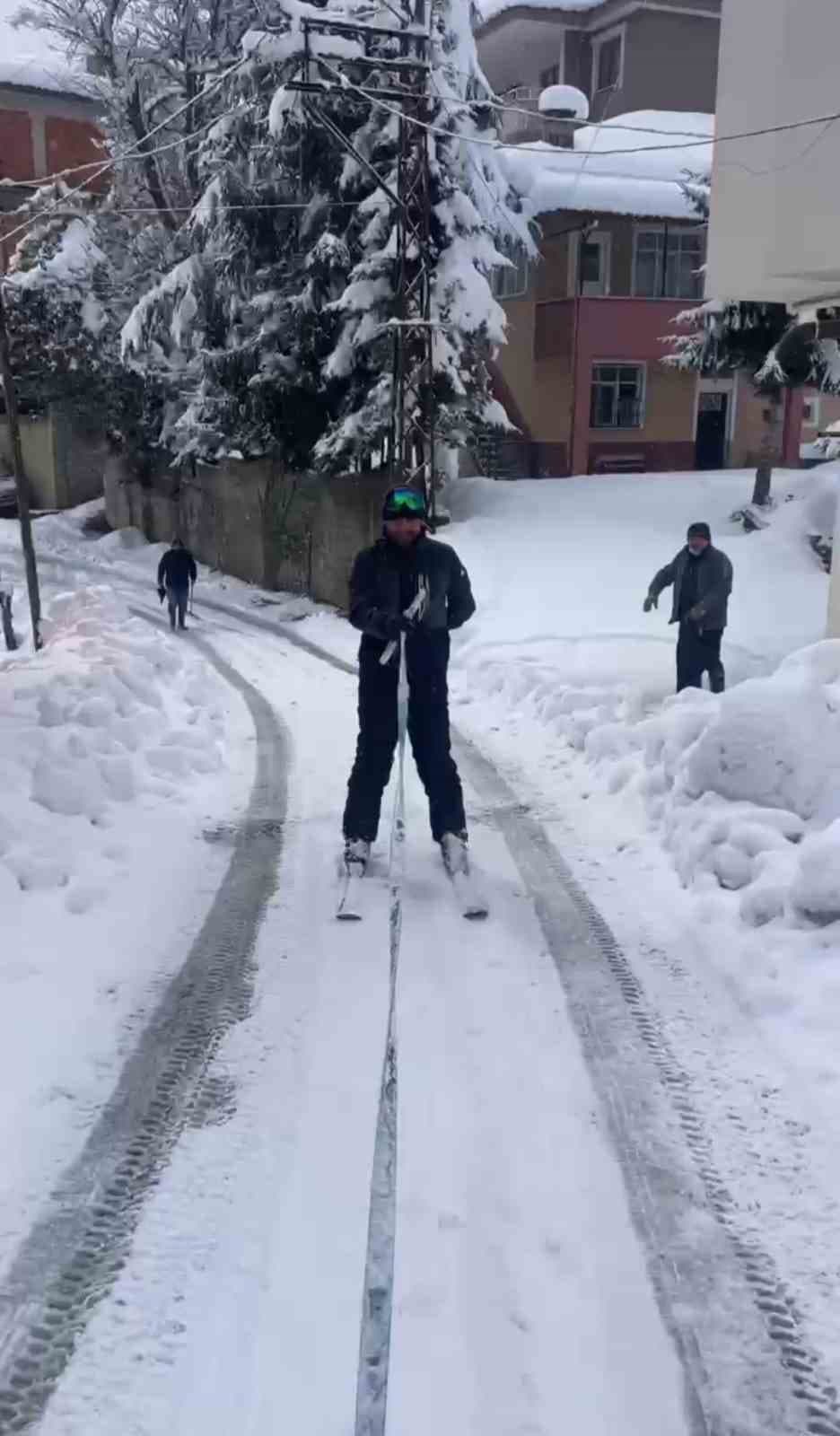Pikabın arkasına bağladığı iple mahalle arasında kayak yaptı