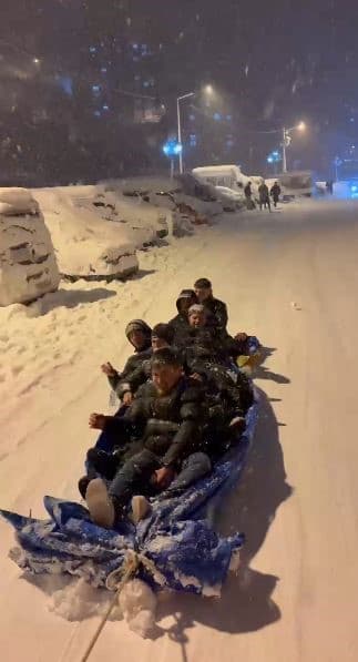 Artvin’de araçlarının arkasına bağladıkları branda ile cadde ve sokakları kayak pistine çevirdiler