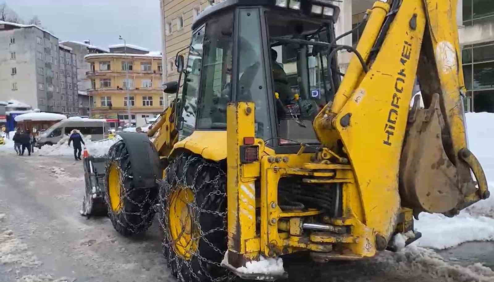 Rize’de komiser iş makinesinin direksiyonuna geçti, karla mücadele etti