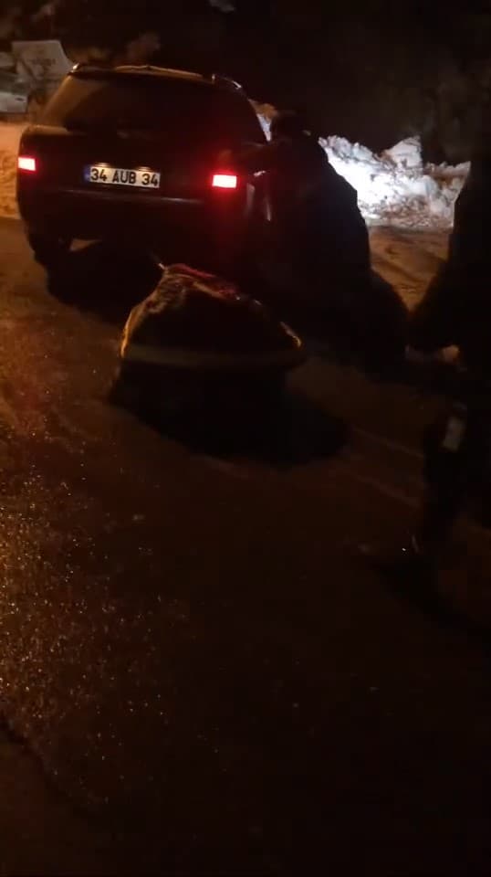 Karayolunu kapatan kayayı aracıyla çekerek yolu trafiğe açtı