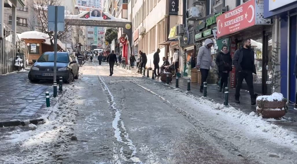 Artvin’de yaşlı adam çatıdan düşen karların altında kalmaktan son anda kurtuldu