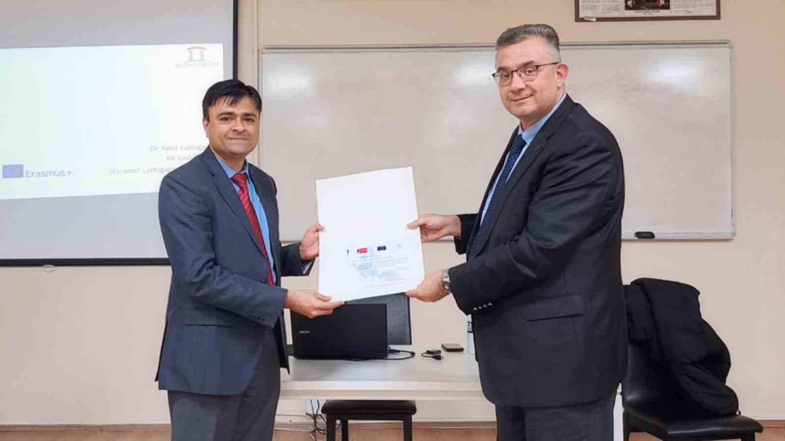 Hindistan’ın RK Üniversitesi akademisyeni KBÜ’de akademik faaliyetlerde bulundu