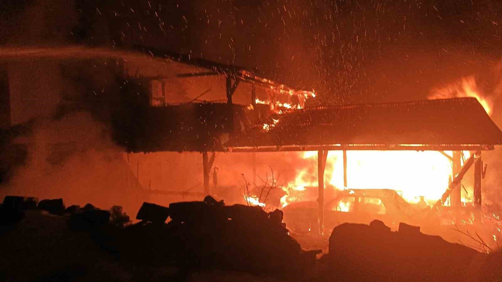 Kastamonu’da garajda çıkan yangında otomobil ve traktör kullanılmaz hale geldi