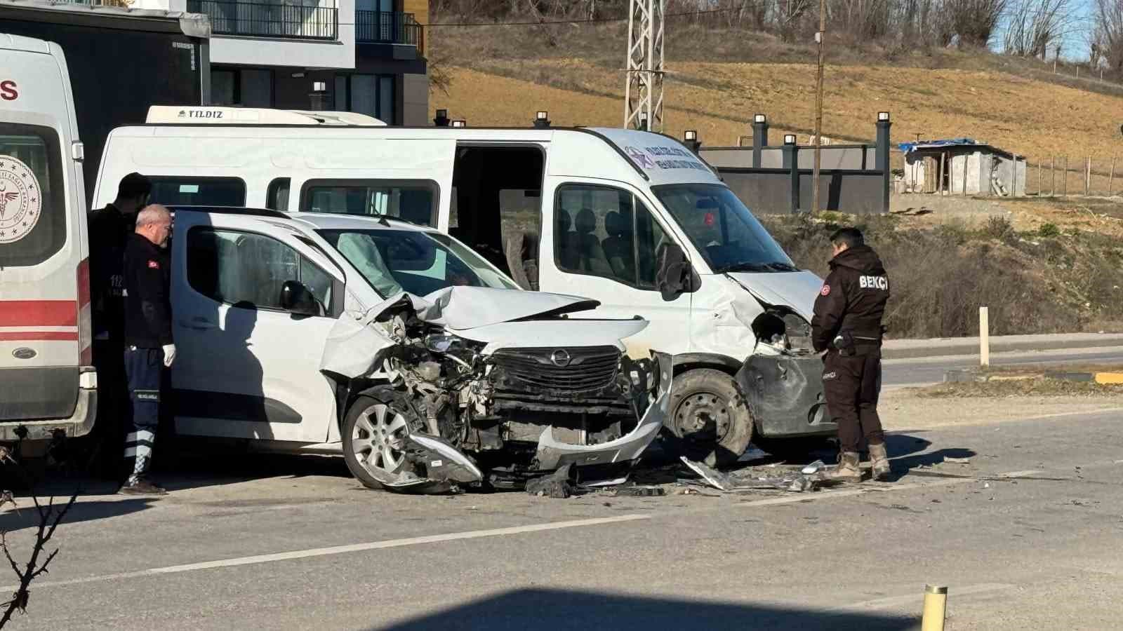 Kastamonu’da minibüs ile hafif ticari araç çarpıştı: 4 yaralı