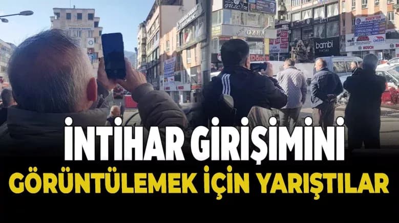 Çatıya çıkan şahsı görüntülemek için birbirleriyle yarıştılar