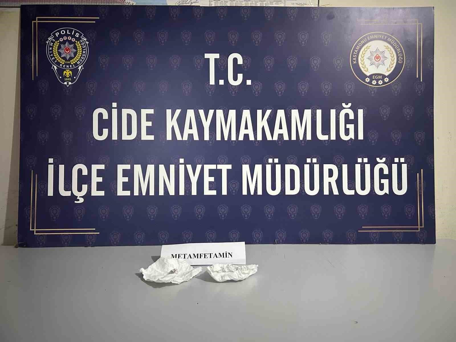 Polis ekiplerinin durdurduğu araçtan uyuşturucu çıktı: 2 gözaltı