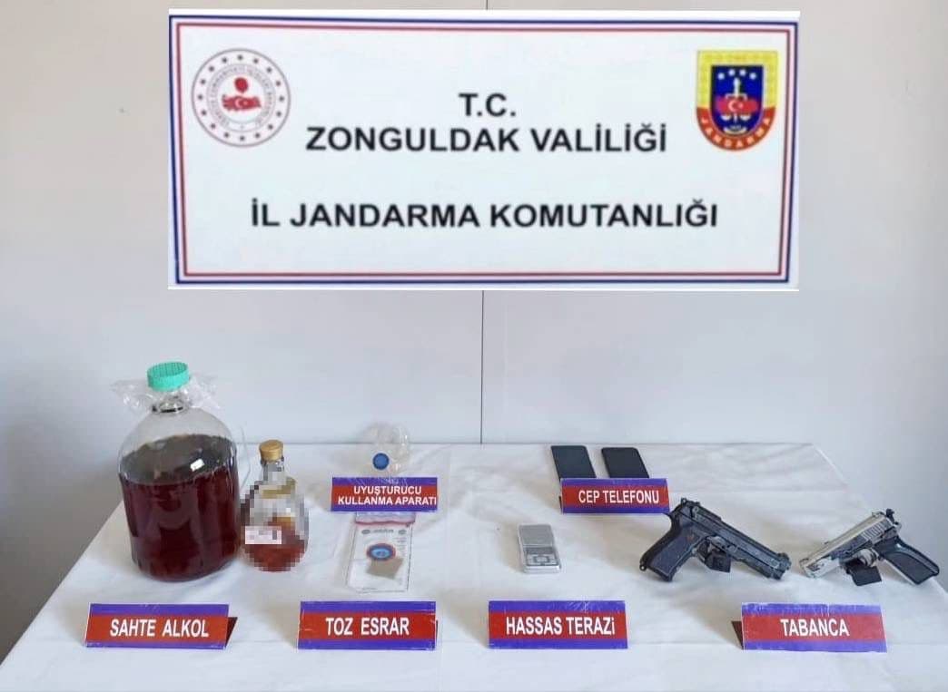 Jandarmanın operasyonunda uyuşturucu, sahte içki ve silah ele geçirildi