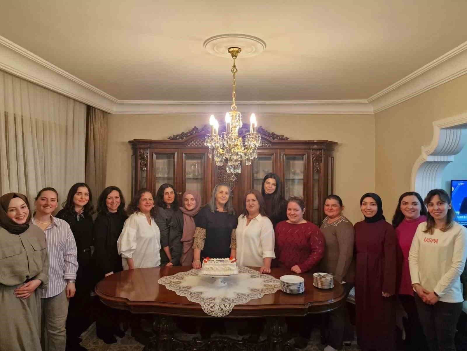 Emekli öğretmen ve hayırsevere kadınlar gününde anlamlı ziyaret
