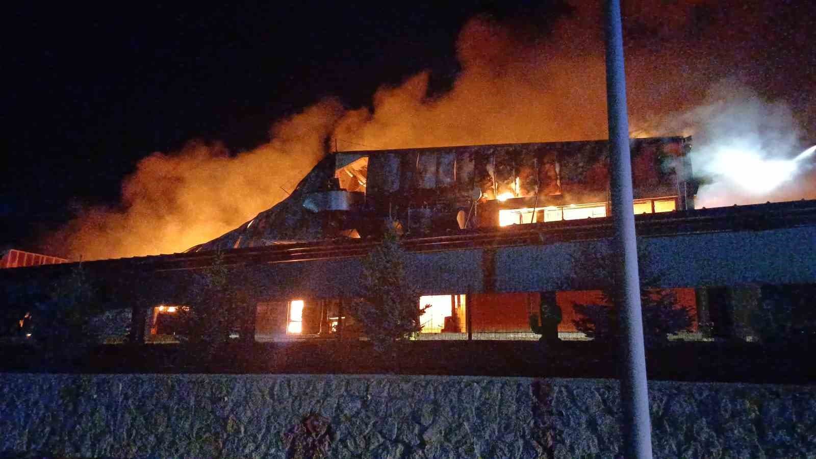 Çorum’daki fabrika yangında dumandan etkilenen 3 kişi hastaneye kaldırıldı