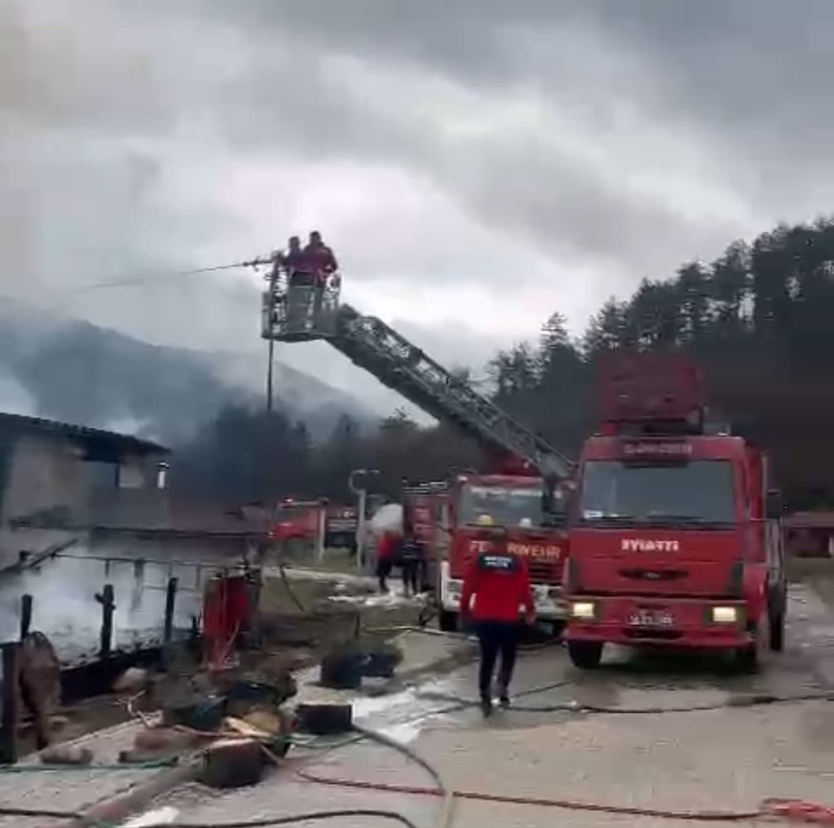 Bolu’da dün faaliyeti durdurulan, konaklama tesisinde yangın