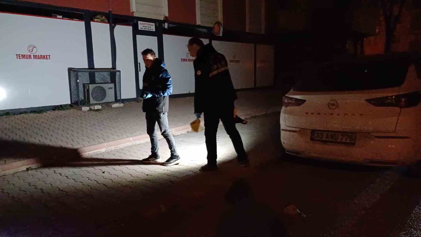 İki grubun kavgasında kurşunlar iş yeri ve otomobile isabet etti