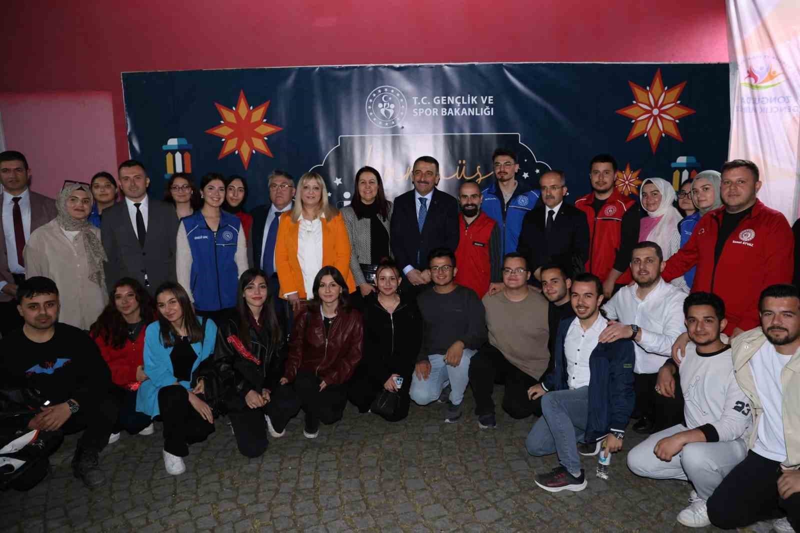 Vali Hacıbektaşoğlu üniversiteli gençlerle iftarda buluştu