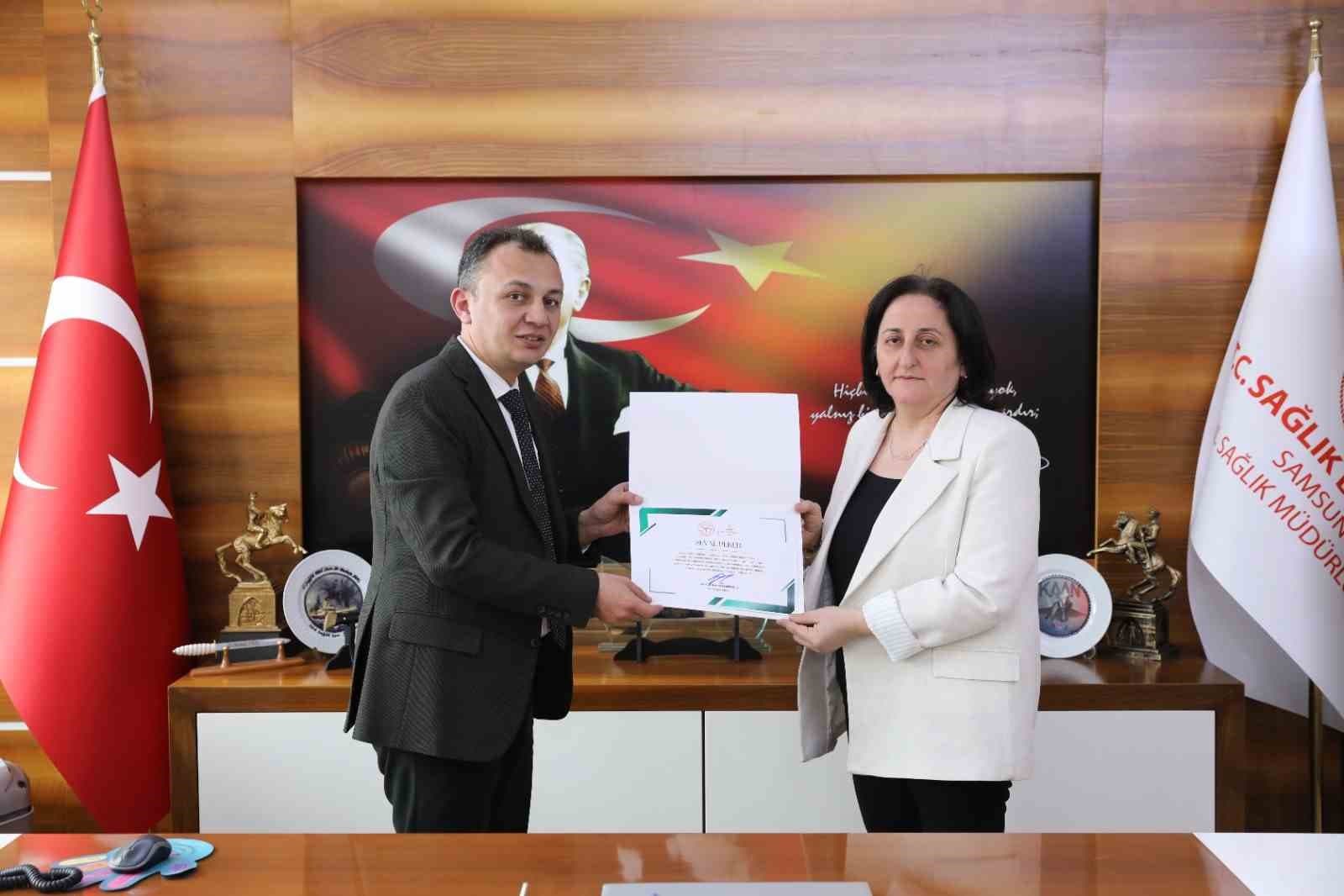 Binlerce bebeğin doğumunda yardımcı olan ebeye Sağlık Bakanlığı’ndan teşekkür belgesi
