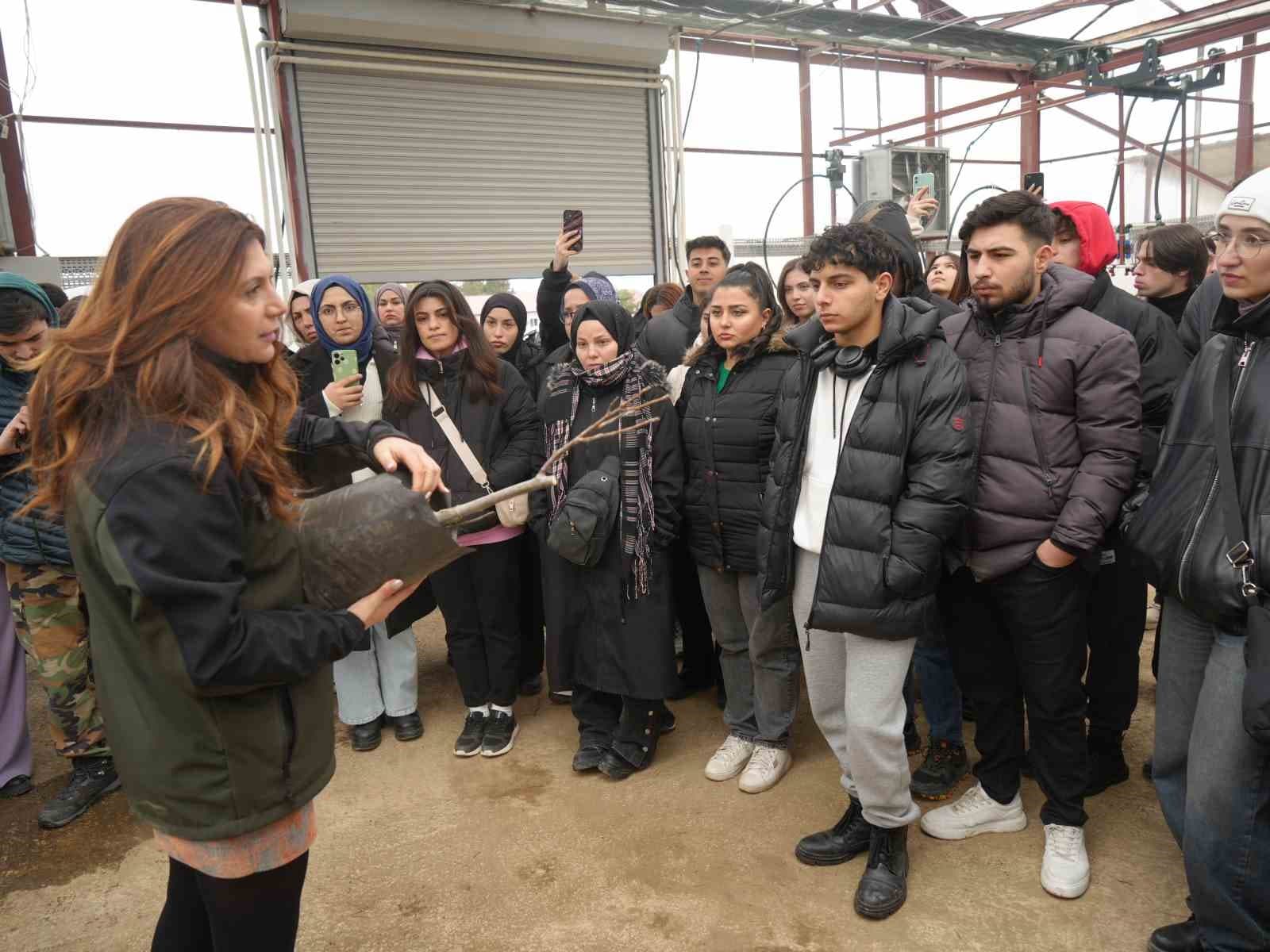 Üniversite öğrencilerine tıbbi ve aromatik bitkiler uygulamalı olarak anlatıldı