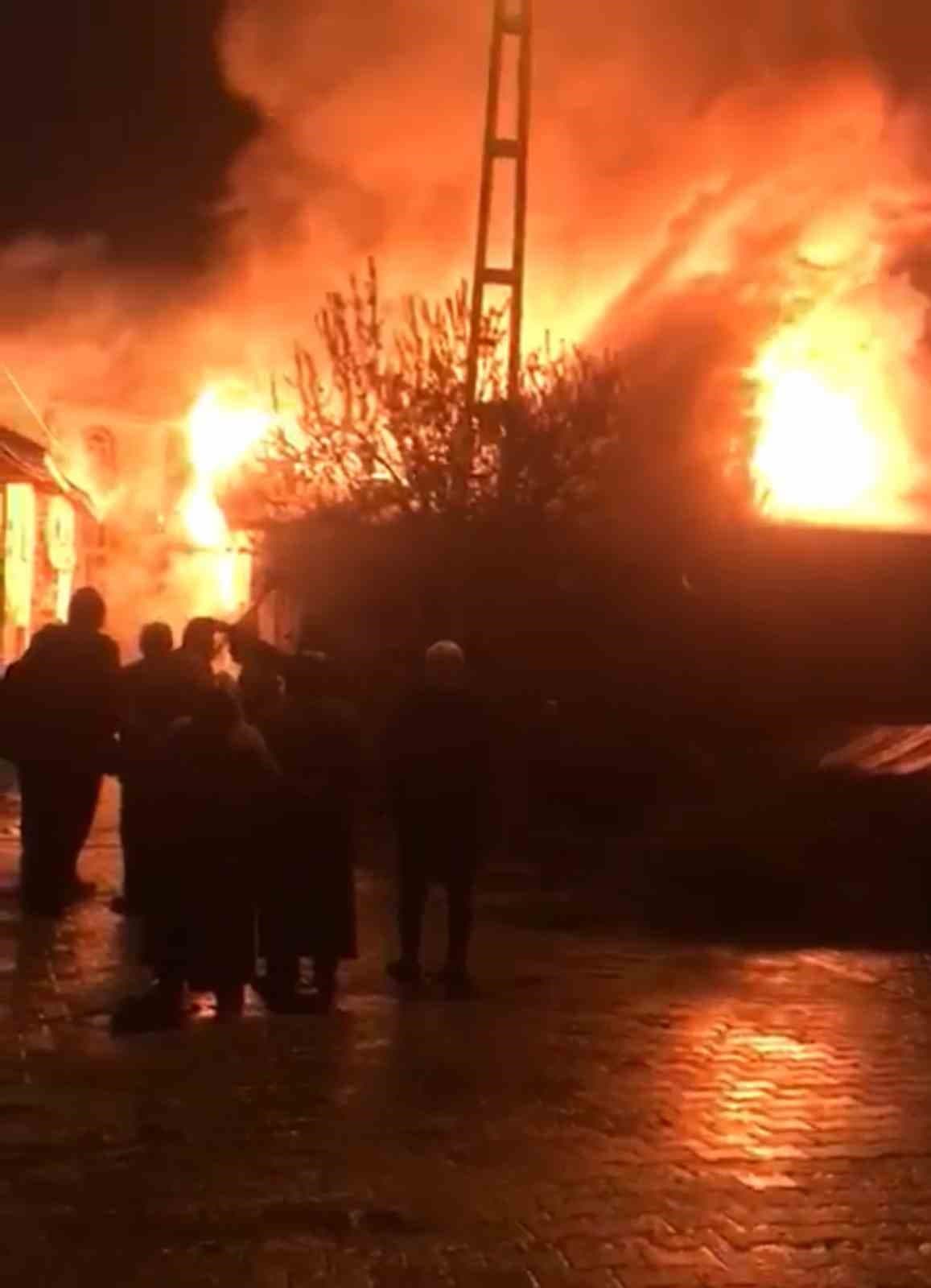 Tokat’ta köyde çıkan yangında 3 ev kullanılamaz hale geldi